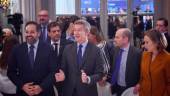 El presidente del PP, Alberto Núñez Feijóo, presenta al presidente del PP de Castilla-la Mancha, Paco Núñez en el desayuno de Nueva Economía Fórum. / Fernando Sánchez / Europa Press. 