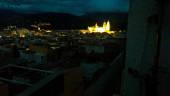 SIN LUZ. Foto aérea del barrio de San Juan, completamente a oscuras, en comparación con el entorno de la Catedral en la noche de este martes.