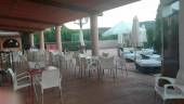 DE ARCHIVO. Terraza del restaurante de la Piscina Municipal de Aldeaquemada, en la que tuvieron lugar los hechos.