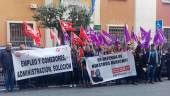 CONCENTRACIÓN. Trabajadoras, apoyadas por UGT y CC OO, durante la concentración ante la Delegación Territorial de Educación en Jaén.