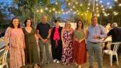Los concejales Eva Funes, José María Cano y África Colomo con la presidenta de la Asociación de Vecinos, Lola Molina, en el centro, representantes de la Junta Directiva y la pregonera, Pepi Alcántara.