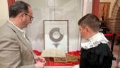 José Ayala y un alumno del Colegio San Vicente de Paúl, junto a la escritura notarial firmada por Cervantes. / Junta de Andalucía.