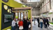 Asistentes en varios estands de Expoliva 2025, durante la segunda jornada de la feria. / Álex Gómez / Diario JAÉN. 