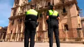 Dos policías locales frente a la Catedral de Jaén. / Ayuntamiento de Jaén.