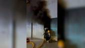 Un bombero mientras extingue el fuego. / Bomberos de Jaén.