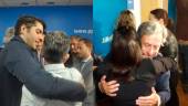 Manuel Palomares y Antonio Losa reciben el cariño de sus compañeros en la sede del Partido Popular. 