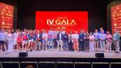 Premiados, representantes de Jaén CB y autoridades, después de la gala de la entidad roja en Ifeja. / Jaén CB.
