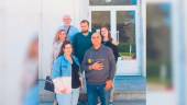 María José Extremera, presidenta de “Una esperanza para Celia” y madre de Celia, junto con los investigadores en la Facultad de Veterinaria. / Manuel Contreras. 