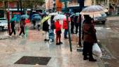 Un grupo de personas en el Paseo de la Estación bajo la lluvia, en Jaén. Archivo. /Jason Moyano / Diario JAÉN.