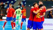 Antonio Pérez celebra el gol de volea y Dani Zurdo es felicitado por sus compañeros tras el empate a uno. / RFEF.