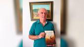 Miguel Sánchez Bustos posa con su nuevo libro. 
