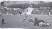 Ángel María Arregui se dispone a lanzar delante del portero en un partido jugado en el antigio Estadio de La Victoria. / Archivo Histórico de Diario JAÉN. 