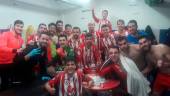 ALEGRÍA. La plantilla celebra el triunfo en la casa de El Palo de Málaga.