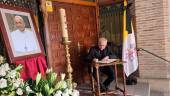 Sebastián Chico firmando el libro de condolencias en el Obispado de Jaén. 