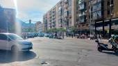 Efectivos de la Policía Local y Nacional acuden al lugar del accidente, sito entre la Avenida Madrid y la Avenida Ruiz Jiménez.