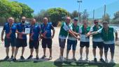 Las selecciones de Valencia y Andalucía exhiben el trofeo realizado.