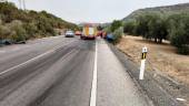 Servicios de emergencias donde ha tenido lugar el accidente, en la N-432, cerca de la aldea de Puertollano.
