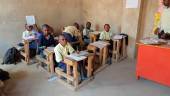 Clase en Santa Bakhita con pupitres de palets. / Diario JAÉN.