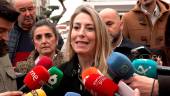 La candidata del PP a la reelección como presidenta de la Junta, María Guardiola, en declaraciones a los medios en Talayuela (Cáceres). / Europa Press.