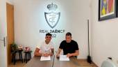 Álex Pavón firma el contrato con Manuel Chumilla.