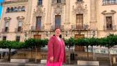 La concejal popular Carmen Rueda frente al Ayuntamiento de Jaén.