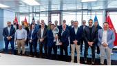 Rafael Louzán y José Tirado posan con la Copa de Europa con representantes de los clubes. / RFEF. 