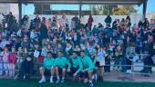 Curro, Javi Moyano, Alberto Bernardo y Moha posan delante de los escolares torrecampeños. / Real Jaén.