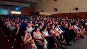Autoridades municipales y vecinos de diferentes pueblos implicados atienden durante la asamblea celebrada en el Teatro “María Bellido” de Porcuna.