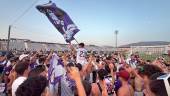 Curro celebra la victoria a hombros de la afición blanca. / Nicolás Collado / Diario JAÉN. 