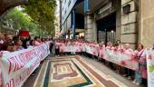 Manifestantes de Ajicam defienden una sanidad pública de calidad y sin recortes. / Pedro Castro / Diario JAÉN.