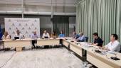 A la derecha, Jesús Cózar, durante la última Mesa de Interlocución presidida por el consejero de Agricultura, Pesca, Agua y Desarrollo Rural, Ramón Fernández-Pacheco.