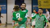 DOMINIO. Emilio Buendía es felicitado después de marcar un gol esta temporada con el Betis.