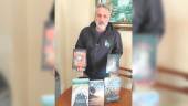 Ismael Mezcua Morales posa con los cinco títulos que ha publicado.