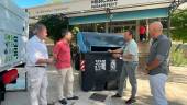 Instalación de nuevos contenedores para la recogida de papel y cartón, junto al Mercado de Peñamefecit. / Ayuntamiento de Jaén. 