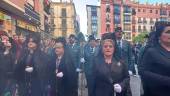 Mantillas y miembros de la Guardia Civil entonando el Himno. / Elisabeth Ruiz. 