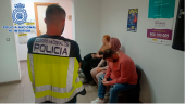 Un policía escolta a tres detenidos. / Policía Nacional.