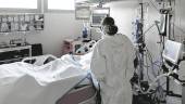 EQUIPO. Un grupo de sanitarios atiende a un paciente en un hospital madrileño.