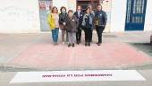 FEMINISMO. Ana Matilde Expósito, junto a representantes de colectivos marteños, en la Avenida San Amador.