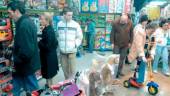 Padres acuden a las tiendas de juguetes en busca de los regalos de Reyes. / Archivo Histórico de Diario JAÉN.