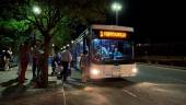 Vecinos del barrio cogen el autobus urbano. Archivo.