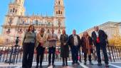 Julio Millán posa junto a miembros del equipo de Gobierno, Raquel Martí e integrantes de la plataforma “Jaén con Palestina”. / Ayuntamiento de Jaén.