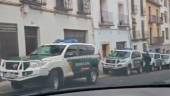 Coches de la Guardia Civil durante la redada en Alcalá la Real.