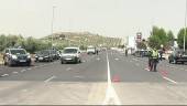 EN LA CAPITAL. Arriba, agentes de Policía Nacional en uno de los accesos al Polígono de Los Olivares. Abajo, algunos controles de vehículos en Jaén.