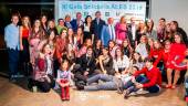 CENA BENÉFICA. Los voluntarios de la Asociación de Padres de Niños con Cáncer junto con el presidente, Juan Galera, y algunos padres.