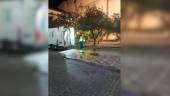 Un operario realiza labores de limpieza viaria en el centro de Jaén. / Ayuntamiento de Jaén.