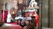 ORACIÓN. El párroco Sergio de la Fuente, en el atril con la Virgen del Collado en el retablo.