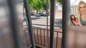 Vista desde el piso, con un coche de la Policía Local al fondo. En la esquina superior derecha, Lorena Rodríguez con su hija. 