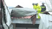 Un grupo de bomberos inspecciona la cubierta del colegio Martín Noguera. / Archivo fotográfico del Diario JAÉN.