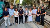 Julio Millán, rodeado de miembros de su equipo de gobierno y de efectivos de la Policía Local. / Álex Gómez / Diario JAÉN.
