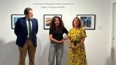 Luis Jesús García-Lomas, María Sol y Ángela Kayser inauguran la muestra. / Nuria Fernández / Diario JAÉN.